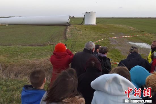 “卡门”风暴肆虐 法国一风力发电机被“拦腰折断”
